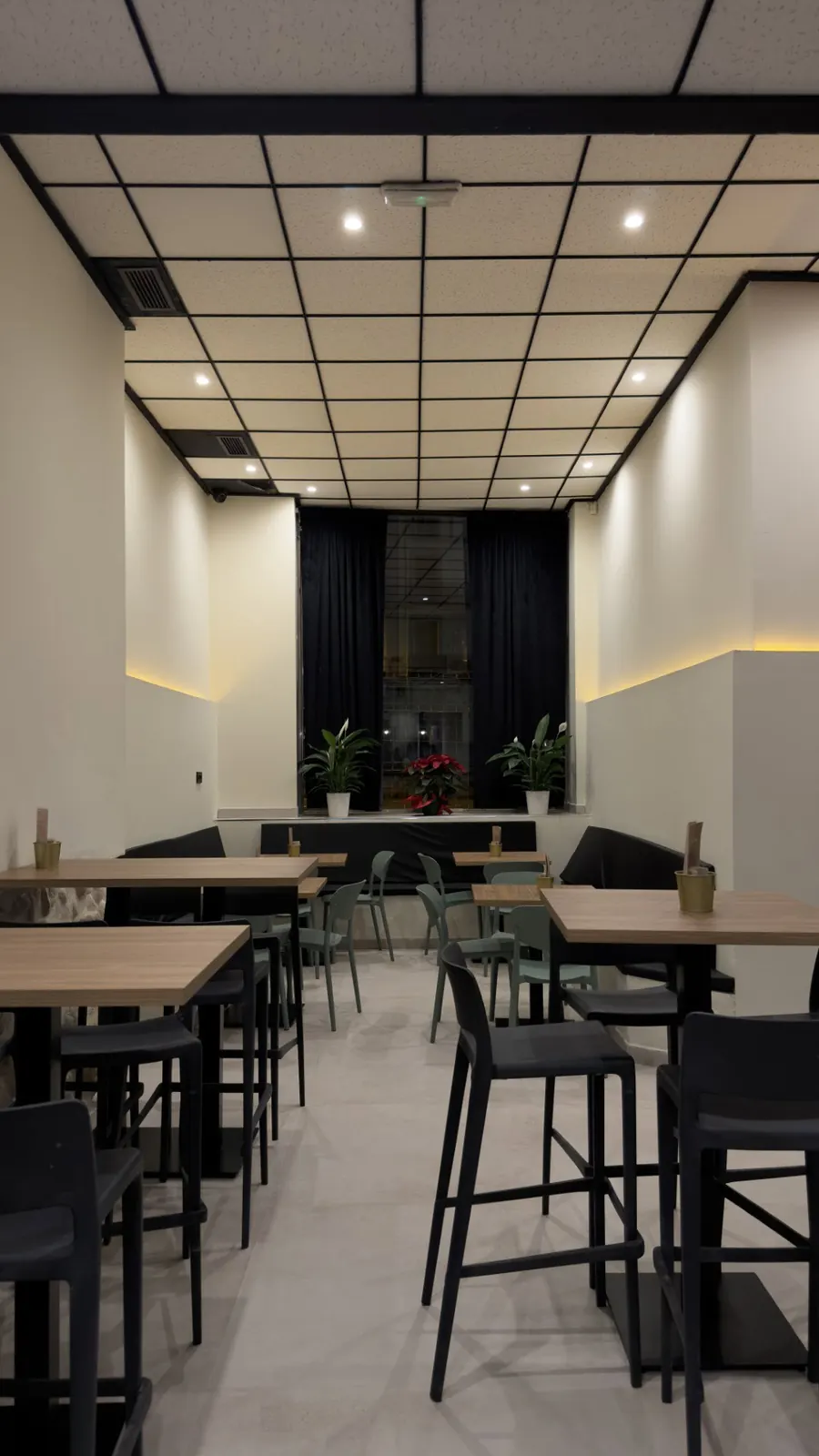 Sala con luz cálida y mesas de madera