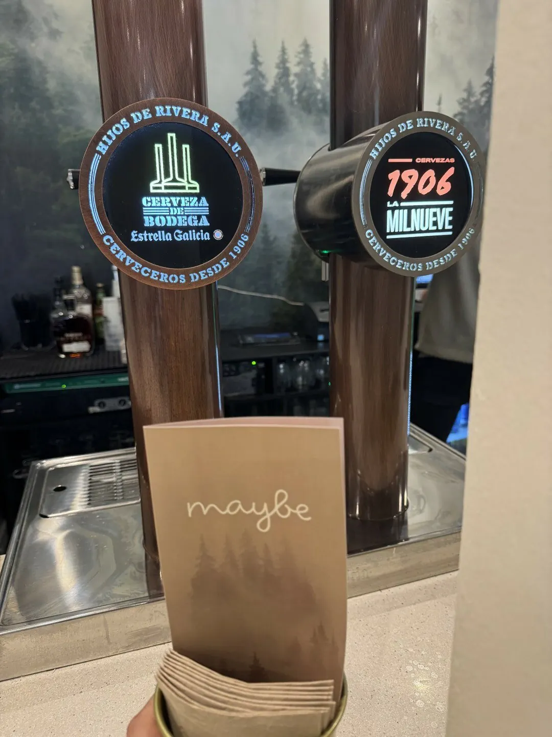 Grifos de cerveza de Maybe con la carta en primer plano